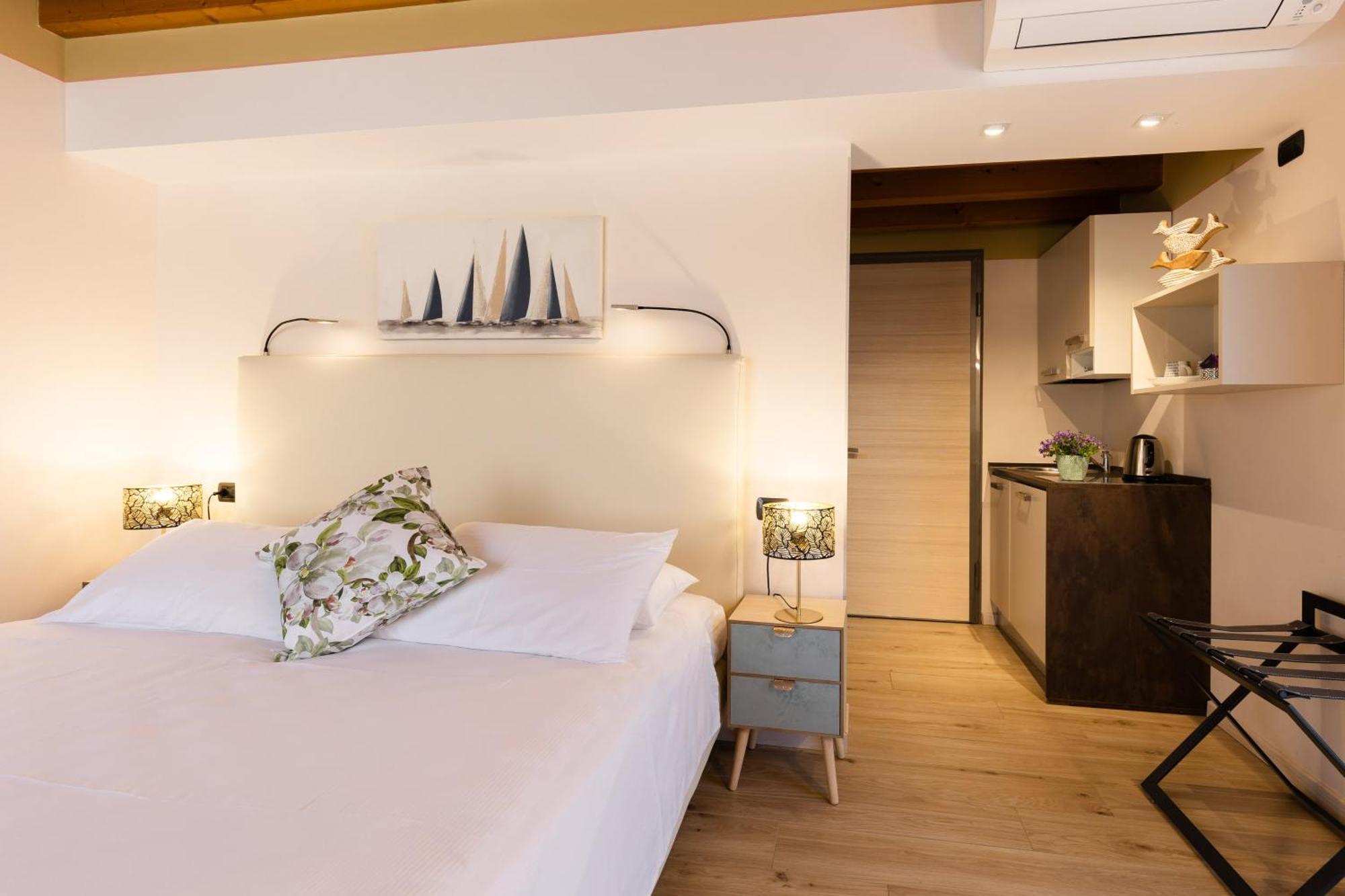 Charming Sirmione Bed & Breakfast Exterior photo